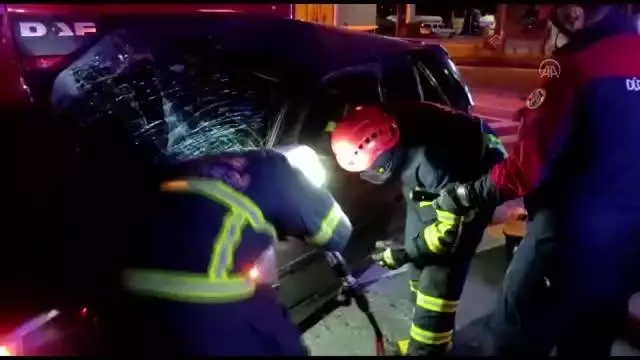 Tırla çarpışan otomobilde sıkışan sürücüyü itfaiye kurtardı Tırla çarpışan otomobilde sıkışan sürücüyü itfaiye kurtardı