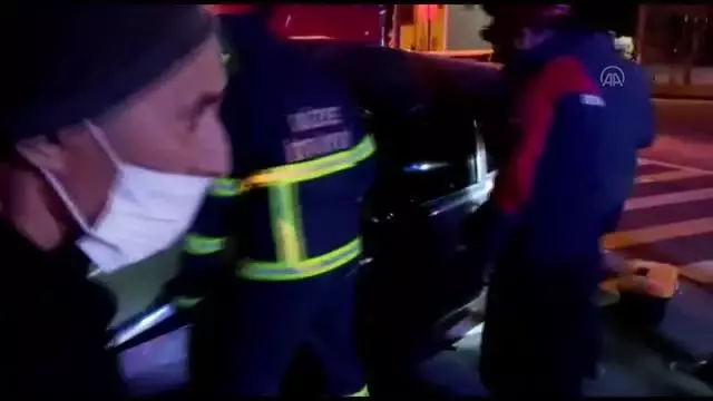 Tırla çarpışan otomobilde sıkışan sürücüyü itfaiye kurtardı Tırla çarpışan otomobilde sıkışan sürücüyü itfaiye kurtardı