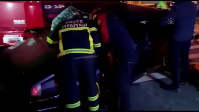 Tırla çarpışan otomobilde sıkışan sürücüyü itfaiye kurtardı Tırla çarpışan otomobilde sıkışan sürücüyü itfaiye kurtardı