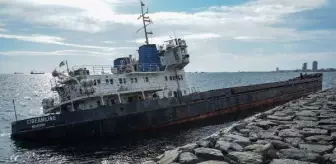 Zeytinburnu'nda karaya oturan gemi 10. gününde de yerinde duruyor