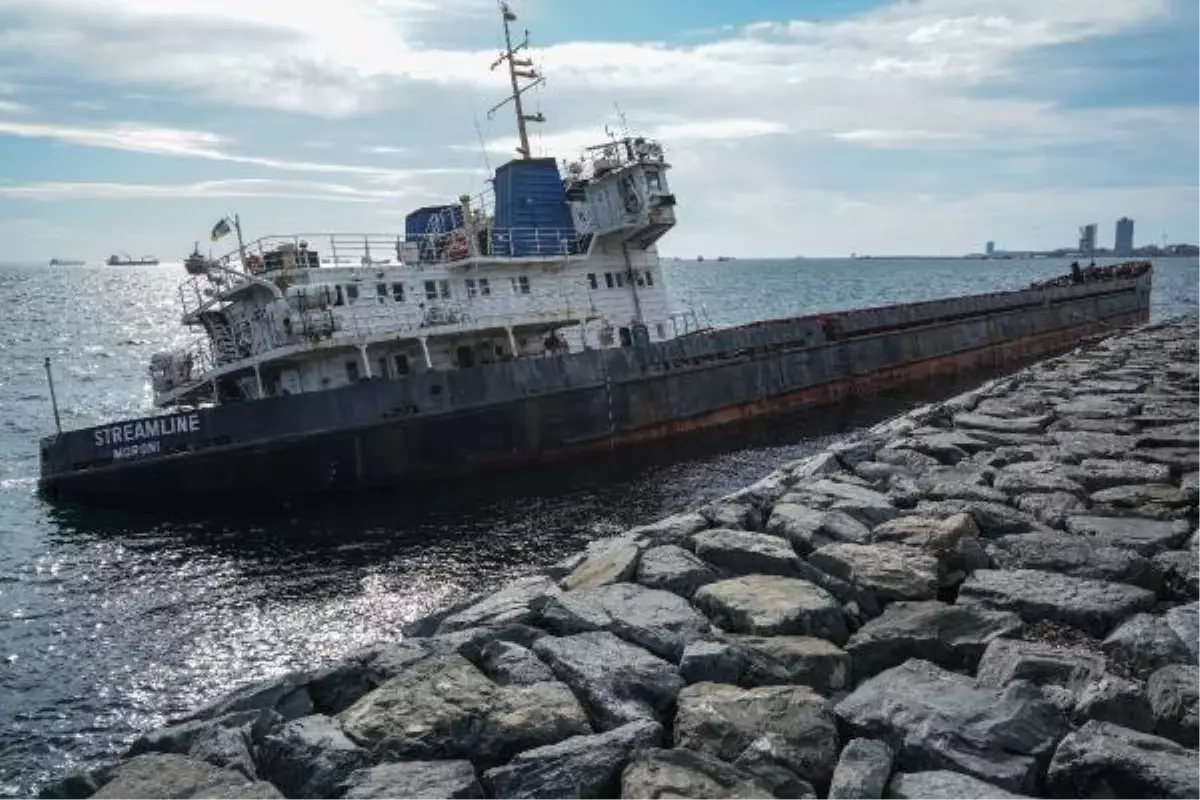 Zeytinburnu'nda karaya oturan gemi 10. gününde de yerinde duruyor
