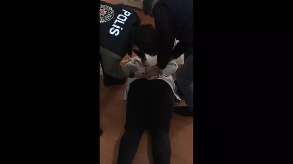 Ankara'da kadınları fuhuşa zorlayan çeteye 'pembe maske' operasyonu: 14 gözaltı Ankara'da kadınları fuhuşa zorlayan çeteye 'pembe maske' operasyonu: 14 gözaltı