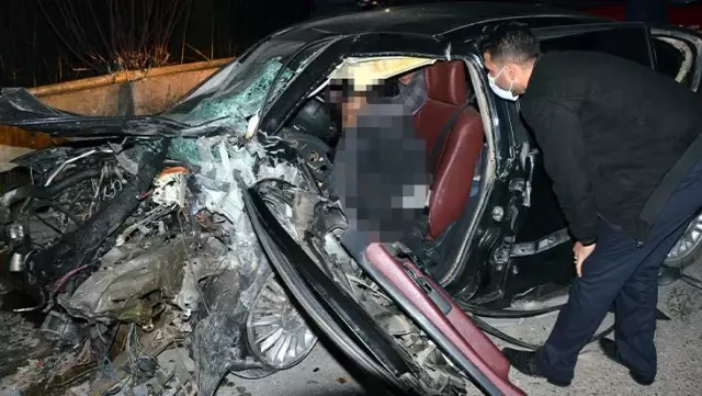 Antalya'da çarpışan iki otomobilden biri dereye uçtu: 6 ölü Antalya'da çarpışan iki otomobilden biri dereye uçtu: 6 ölü