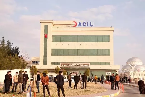 Diyarbakır'da ailelerin silah, sopa ve taşlı kavgası: 1 ölü, 2 yaralı Diyarbakır'da ailelerin silah, sopa ve taşlı kavgası: 1 ölü, 2 yaralı