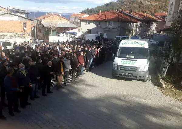 Domuza çarpan hafif ticari araç şarampole yuvalandı: 3 ölü (2) Domuza çarpan hafif ticari araç şarampole yuvalandı: 3 ölü (2)