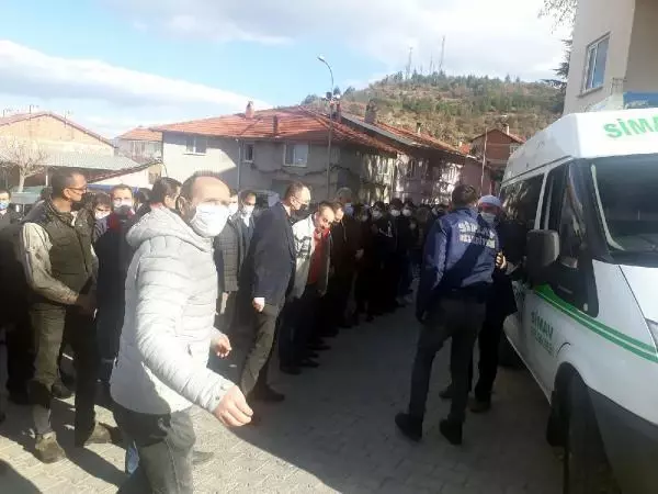 Domuza çarpan hafif ticari araç şarampole yuvalandı: 3 ölü (2) Domuza çarpan hafif ticari araç şarampole yuvalandı: 3 ölü (2)