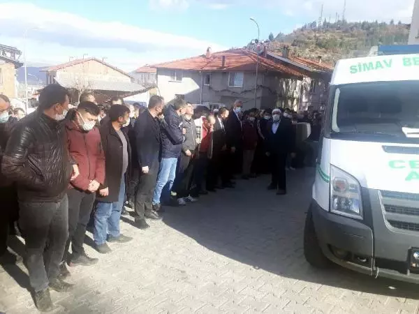 Domuza çarpan hafif ticari araç şarampole yuvalandı: 3 ölü (2) Domuza çarpan hafif ticari araç şarampole yuvalandı: 3 ölü (2)