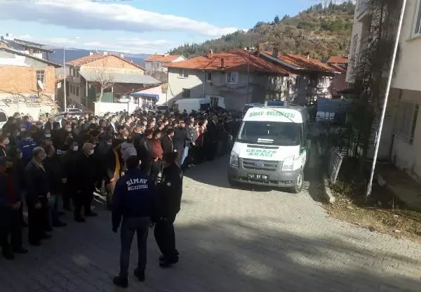 Domuza çarpan hafif ticari araç şarampole yuvalandı: 3 ölü (2) Domuza çarpan hafif ticari araç şarampole yuvalandı: 3 ölü (2)