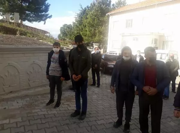 Domuza çarpan hafif ticari araç şarampole yuvalandı: 3 ölü (2) Domuza çarpan hafif ticari araç şarampole yuvalandı: 3 ölü (2)
