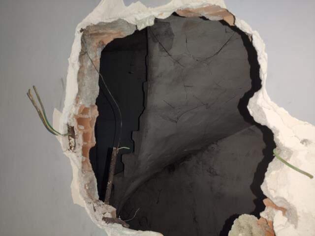 Fatih'te 1 milyon TL çaldıkları kasada 5 TL bırakıp kayıplara karıştılar