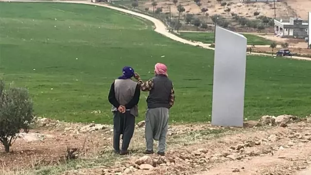 Göbeklitepe'de ortaya çıkan ve ansızın kaybolan metal blok dünya basınında geniş yankı uyandırdı: Uzaylılar Anadolu'da Göbeklitepe'de ortaya çıkan ve ansızın kaybolan metal blok dünya basınında geniş yankı uyandırdı: Uzaylılar Anadolu'da