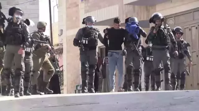 Son Dakika | İsrail güçleri Batı Şeria'nın güneyinde bir köye baskın düzenledi Son Dakika | İsrail güçleri Batı Şeria'nın güneyinde bir köye baskın düzenledi