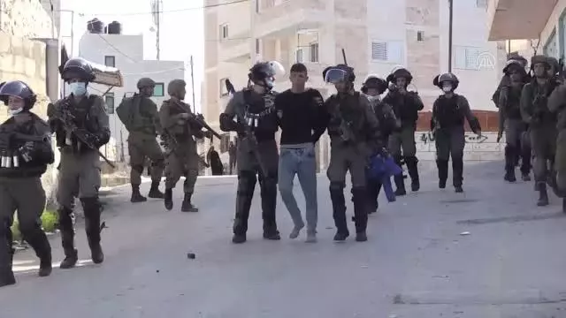 Son Dakika | İsrail güçleri Batı Şeria'nın güneyinde bir köye baskın düzenledi Son Dakika | İsrail güçleri Batı Şeria'nın güneyinde bir köye baskın düzenledi