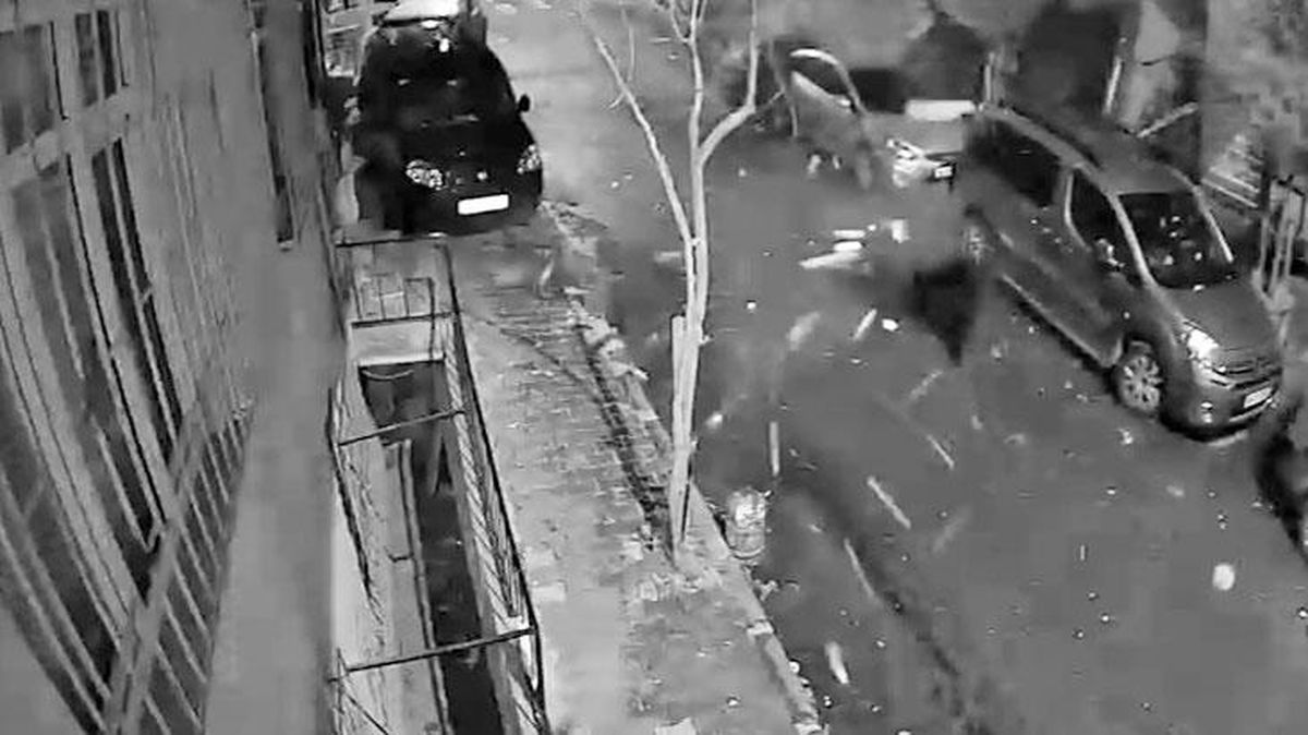 İstanbul'da 1 kişinin yaralandığı fırtınada çatının uçma anı kamerada