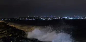 İstanbul'da etkili olan lodosla birlikte Boğaz'da dev dalgalar oluştu