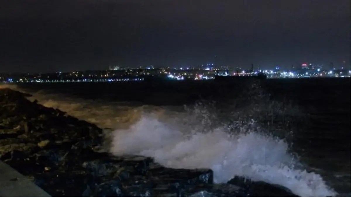 İstanbul'da etkili olan lodosla birlikte Boğaz'da dev dalgalar oluştu