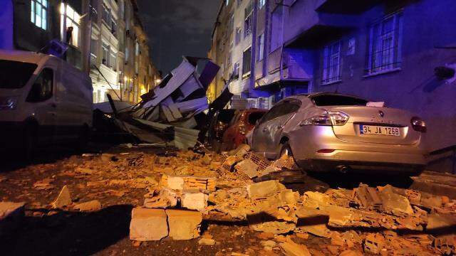 İstanbul'u fırtına vurdu: 18 ilçede 193 çatı uçtu, 3 kişi yaralandı