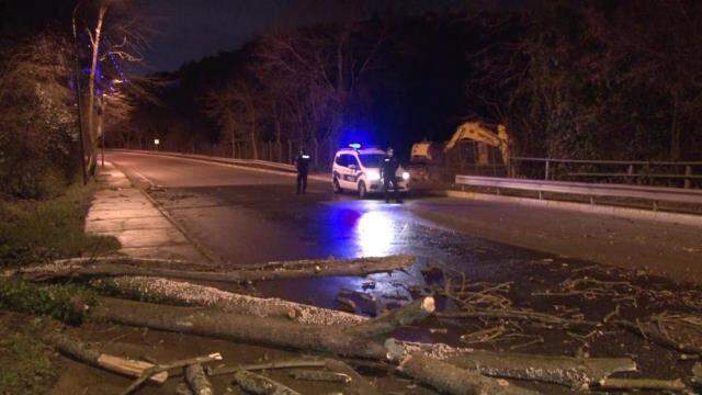 İstanbul'u fırtına vurdu: 18 ilçede 193 çatı uçtu, 3 kişi yaralandı