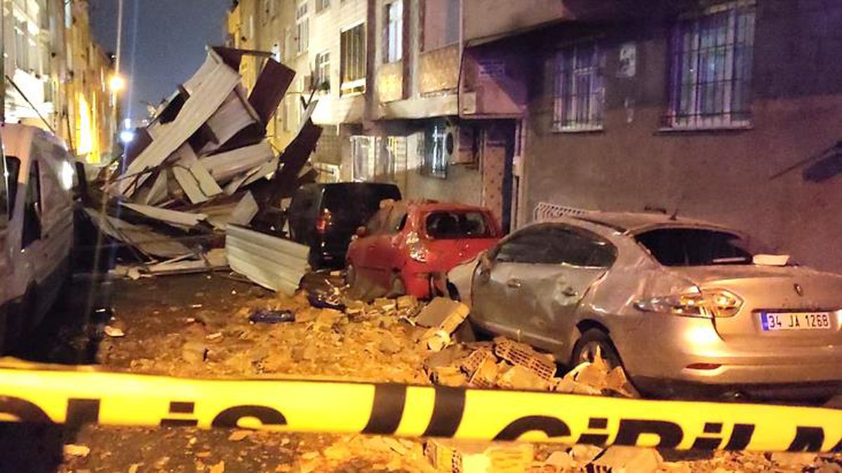 İstanbul'u fırtına vurdu: 18 ilçede 193 çatı uçtu, 3 kişi yaralandı