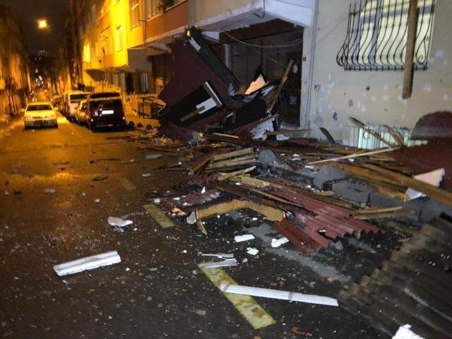 İstanbul'u fırtına vurdu: 18 ilçede 193 çatı uçtu, 3 kişi yaralandı