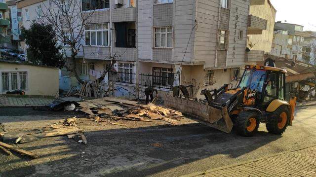 İstanbul'u fırtına vurdu: 18 ilçede 193 çatı uçtu, 3 kişi yaralandı