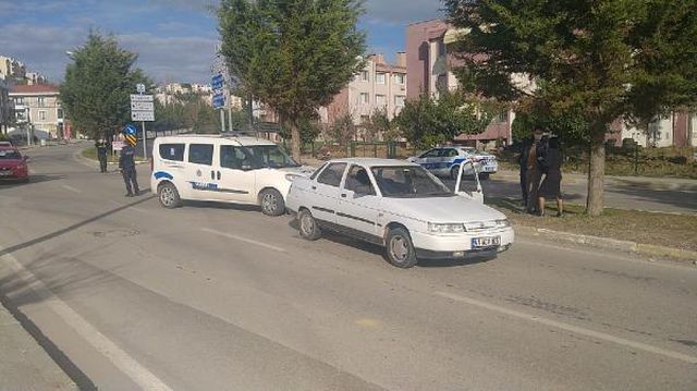 karsidan karsiya gecen genc kiza otomobil car 4 13916375 o