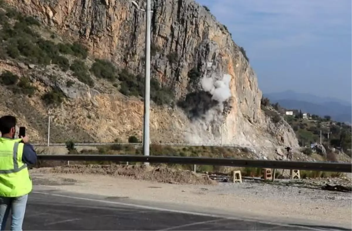 Mersin karayolunda tehlike oluşturan kayalar kontrollü patlatmayla kaldırılıyor