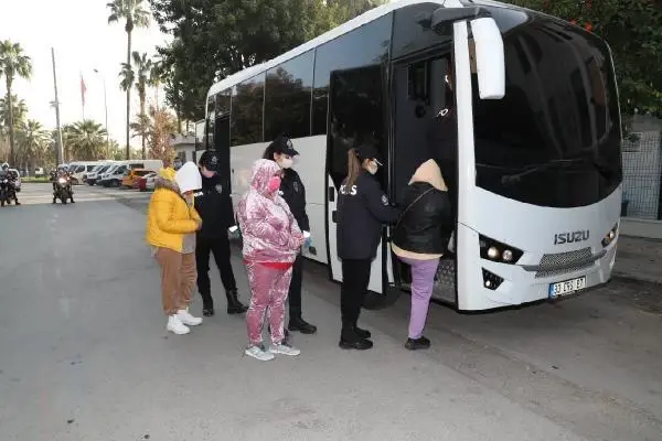 Mersin merkezli 3 kentte fuhuş operasyonu: 27 gözaltı Mersin merkezli 3 kentte fuhuş operasyonu: 27 gözaltı