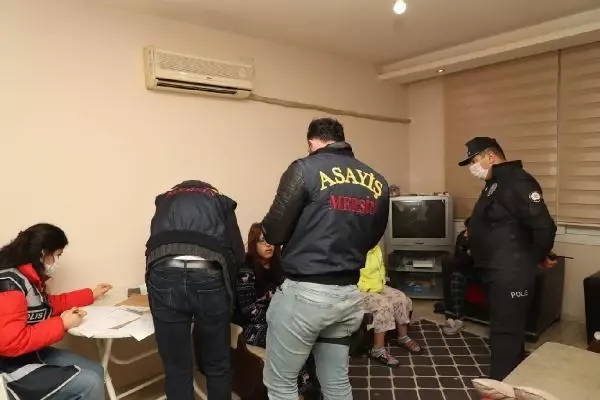 Mersin merkezli 3 kentte fuhuş operasyonu: 27 gözaltı Mersin merkezli 3 kentte fuhuş operasyonu: 27 gözaltı