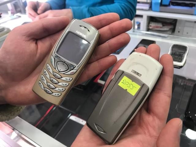 Önceden çöpe atılan tuşlu telefonlar şimdi yok satıyor