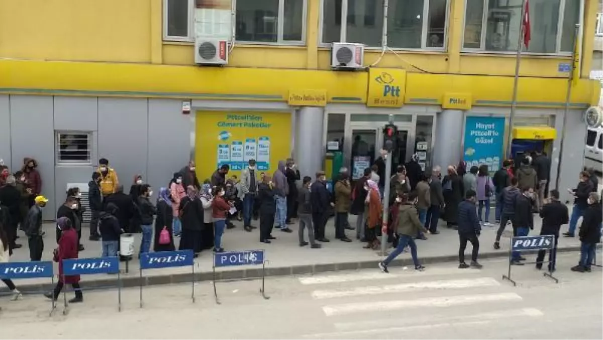 PTT şubesi önünde uzun kuyruklar oluştu