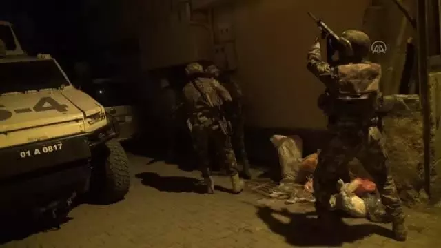 Terör örgütü El Kaide'ye yönelik operasyonda yakalanan 6 zanlıdan 5'i tutuklandı Terör örgütü El Kaide'ye yönelik operasyonda yakalanan 6 zanlıdan 5'i tutuklandı