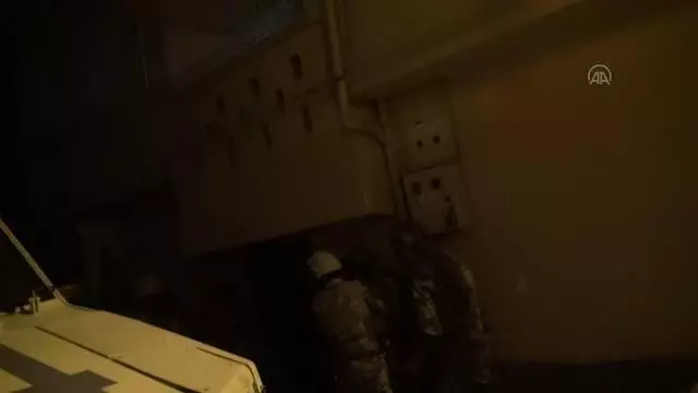 Terör örgütü El Kaide'ye yönelik operasyonda yakalanan 6 zanlıdan 5'i tutuklandı Terör örgütü El Kaide'ye yönelik operasyonda yakalanan 6 zanlıdan 5'i tutuklandı