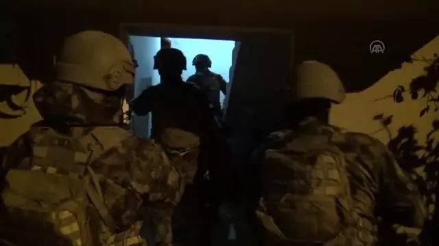 Terör örgütü El Kaide'ye yönelik operasyonda yakalanan 6 zanlıdan 5'i tutuklandı Terör örgütü El Kaide'ye yönelik operasyonda yakalanan 6 zanlıdan 5'i tutuklandı