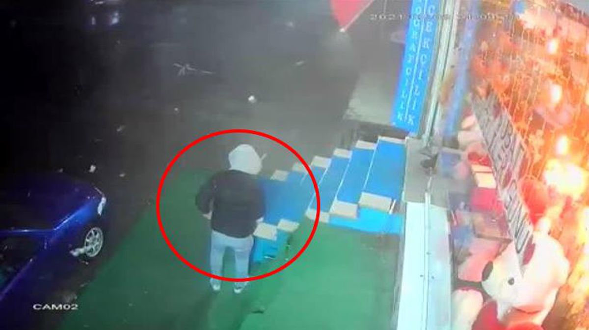Uçan çatının altında kalmaktan saniyelerle kurtuldu! O anlar kamerada