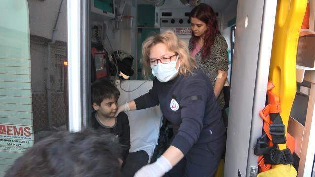 Yangın nedeniyle mahsur kaldıkları binada korkmaması için oğlunun gözlerini kapatan baba yürekleri dağladı