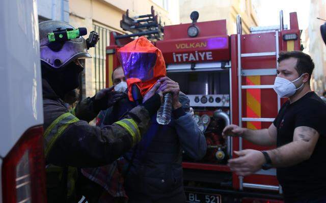 Yangın nedeniyle mahsur kaldıkları binada korkmaması için oğlunun gözlerini kapatan baba yürekleri dağladı