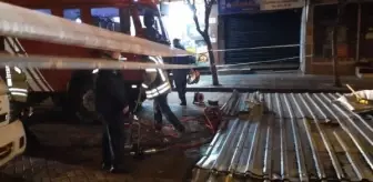 Zeytinburnu'nda uçan çatı dört aracı kullanılamaz hale getirdi