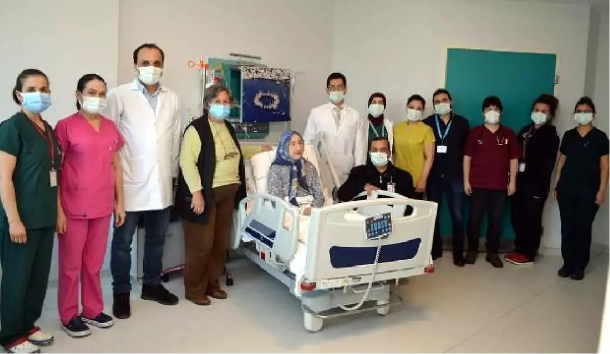 98 yaşında koronavirüsü yenip, taburcu oldu