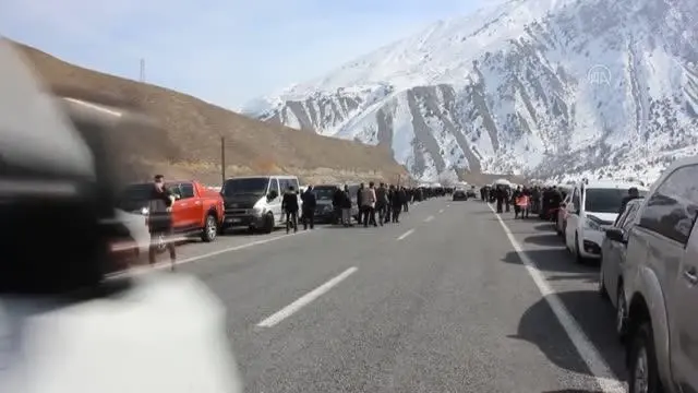 AK Parti Hakkari İl Başkanlığına atanan Abdulmutalip Özbek, partililer tarafından karşılandı AK Parti Hakkari İl Başkanlığına atanan Abdulmutalip Özbek, partililer tarafından karşılandı