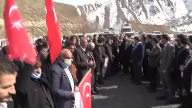 AK Parti Hakkari İl Başkanlığına atanan Abdulmutalip Özbek, partililer tarafından karşılandı AK Parti Hakkari İl Başkanlığına atanan Abdulmutalip Özbek, partililer tarafından karşılandı