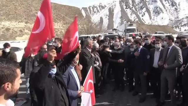 AK Parti Hakkari İl Başkanlığına atanan Abdulmutalip Özbek, partililer tarafından karşılandı AK Parti Hakkari İl Başkanlığına atanan Abdulmutalip Özbek, partililer tarafından karşılandı