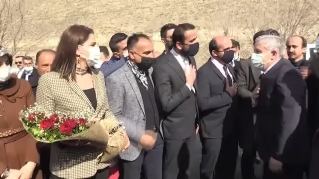 AK Parti Hakkari İl Başkanlığına atanan Abdulmutalip Özbek, partililer tarafından karşılandı AK Parti Hakkari İl Başkanlığına atanan Abdulmutalip Özbek, partililer tarafından karşılandı