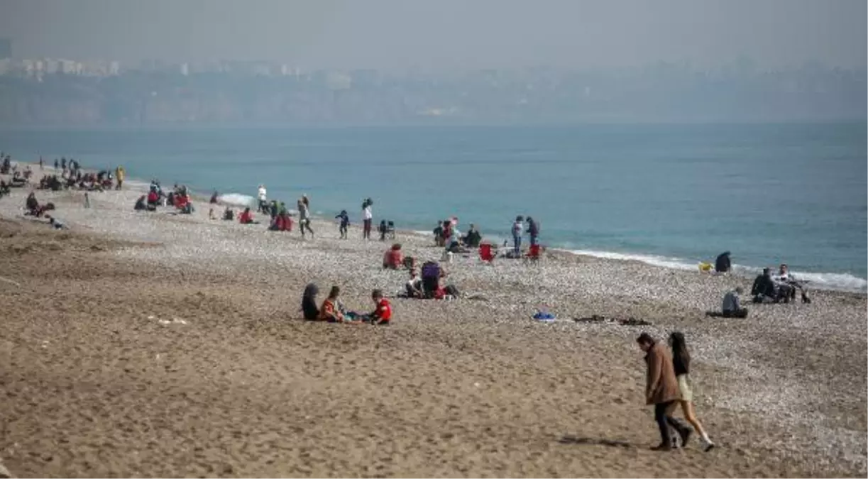Antalya'da, 65 yaş üstü sahile akın etti
