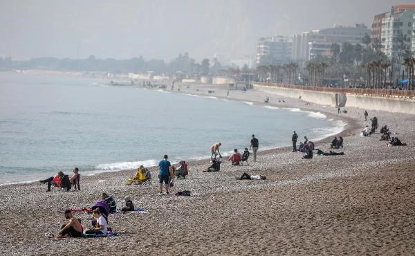 Antalya'da, 65 yaş üstü sahile akın etti
