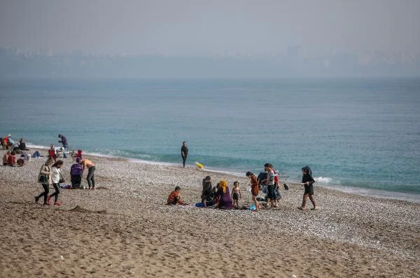 Antalya'da, 65 yaş üstü sahile akın etti