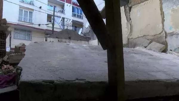 Balkona çıkacaklardı, metruk binanın duvarı dairelerinin üstüne düştü