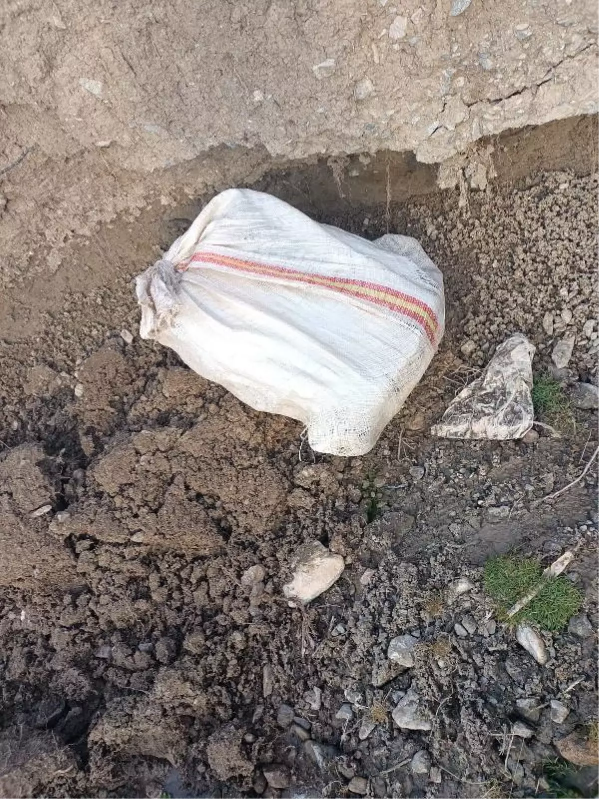 Başkale'de, çuval içinde 4,5 kilo afyon sakızı ele geçirildi