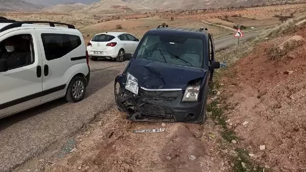 Batman'da, hafif ticari araç ile kamyonet çarpıştı: 5 yaralı
