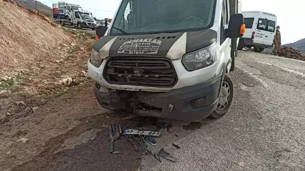 Batman'da, hafif ticari araç ile kamyonet çarpıştı: 5 yaralı